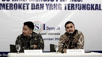 Peneliti senior LSI Denny JA, Adjie Alfaraby (kanan) didampingi moderator Farhan Dailami memaparkan temuan dan analisis Survei Nasional bertajuk 90 Hari Menuju Pilpres: Yang Meroket dan Yang Terjungkal di Jakarta, Senin (20/11/2023). 