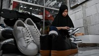 Pekerja mengemas sepatu di industri rumahan sepatu Fordist, Tangerang Selatan, Banten, Senin (20/11/2023). UMKM tersebut memproduksi beragam model sepatu berukuran besar dari ukuran 44 hingga 47.