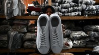 Sepatu tersebut dibanderol Rp130 ribu hingga Rp250 ribu yang dijual melalui toko daring. Dari usahanya itu, industri rumahan tersebut bisa mengantongi omzet Rp8 juta per bulan.