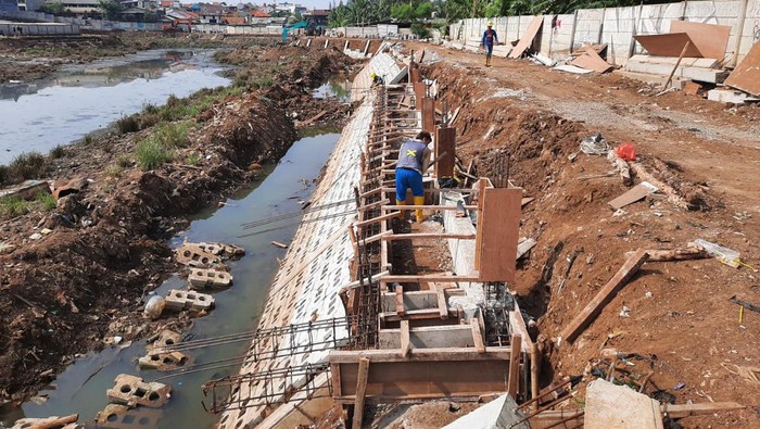 Proses pemasangan turap baru di Embung Pekayon, Kecamatan Pasar Rebo, Jaktim (dok. Istimewa)