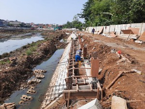 Pemkot Jaktim Targetkan Pemasangan Turap Embung Pekayon Rampung Desember