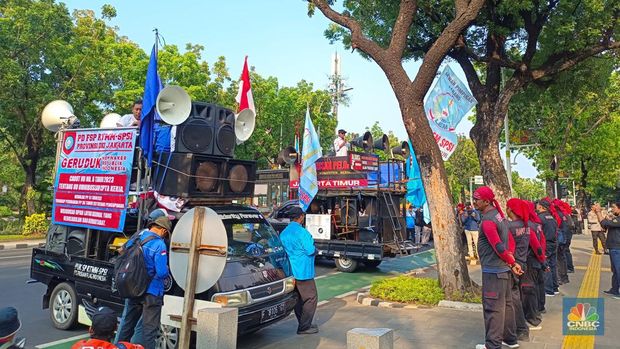 Puluhan buruh berdemo di depan Kantor Balai Kota, Jakarta tuntut UMP DKI Jakarta naik 15%. (CNBC Indonesia/Martyasari Rizky)