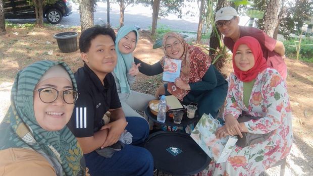 Rahadian Sakti Pradana (Rian), T-Shirt hitam dan ibundanya (jilbab merah) bersama teman-temannya.