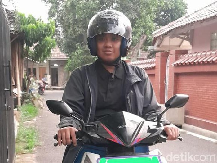 Rahadian Sakti Pradana (Rian) yang divonis sebagai anak spesial autistik diajarkan mandiri sejak kecil. Saat kuliah di Unpad, ia mengendarai motor sendiri.