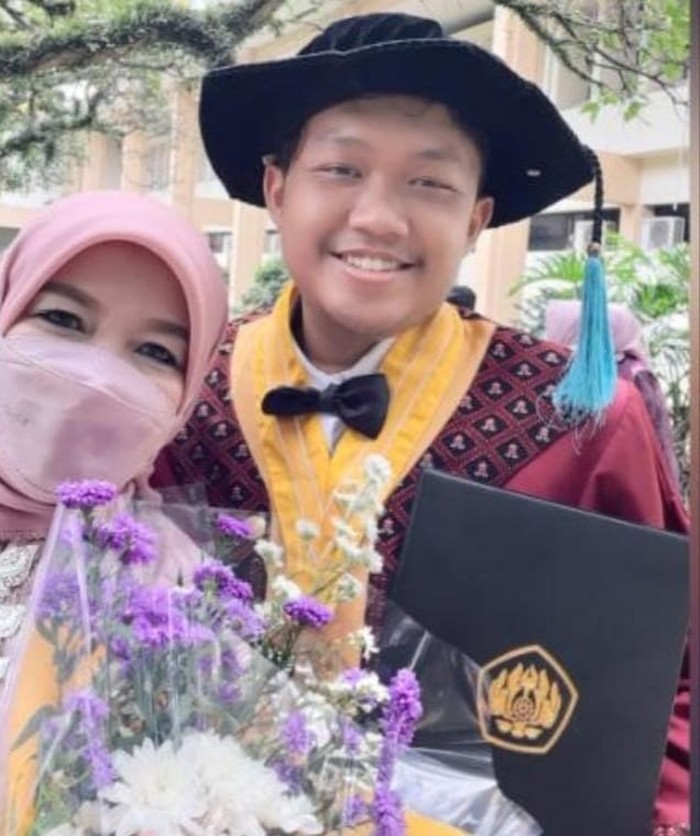 Rahadian Sakti Pradana (Rian) bersama ibundanya saat wisuda sarjana di Unpad, Bandung, Maret 2022