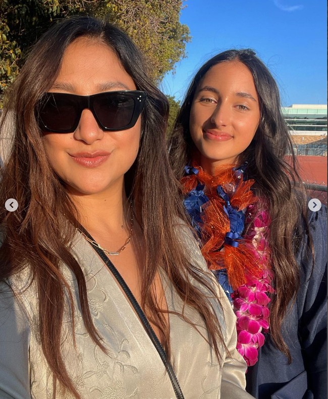 Sudah semakin besar, tinggi Camilla pun kini suda saingi sang mama. Tak Hanna tingei badannya, kecantikannya pun demikian. Karena memiliki paras yang amat mirip, banyak yang kerap mengira jika keduanya kembar. Foto: Instagram/@raazharita