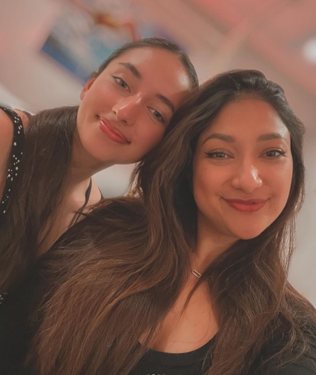 Rahma Azhari sendiri kini diketahui tinggal di Amerika. Walaupun sudah tidak menetap di Indonesia namun Sarah masih sering membagikan kehidupannya melalui akun Instagram pribadinya. Di akun tersebut Sarah juga kerap membagikan foto bersama anak-anaknya, salah satunya Oceans Camilla. Foto: Instagram/@raazharita