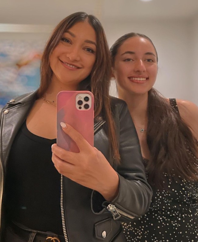 Bak bestie, Rahma Azhari dan putri sulungnya juga selalu terlihat kompak. Seperti saat keduanya melakukan mirror selfie dengan mengenakan busana berwarna hitam. Foto: Instagram/@raazharita