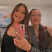 Bak bestie, Rahma Azhari dan putri sulungnya juga selalu terlihat kompak. Seperti saat keduanya melakukan mirror selfie dengan mengenakan busana berwarna hitam. Foto: Instagram/@raazharita