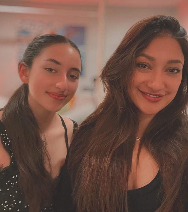 Alih-alih ibu dan anak, banyak yang menyebut keduanya justru seperti kembar. Rahma sendiri terlihat awet muda dan masih berpenampilan stylish, tak klaag dari putri sulungnya tersebut. Foto: Instagram/@raazharita