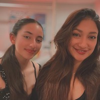 Alih-alih ibu dan anak, banyak yang menyebut keduanya justru seperti kembar. Rahma sendiri terlihat awet muda dan masih berpenampilan stylish, tak klaag dari putri sulungnya tersebut. Foto: Instagram/@raazharita