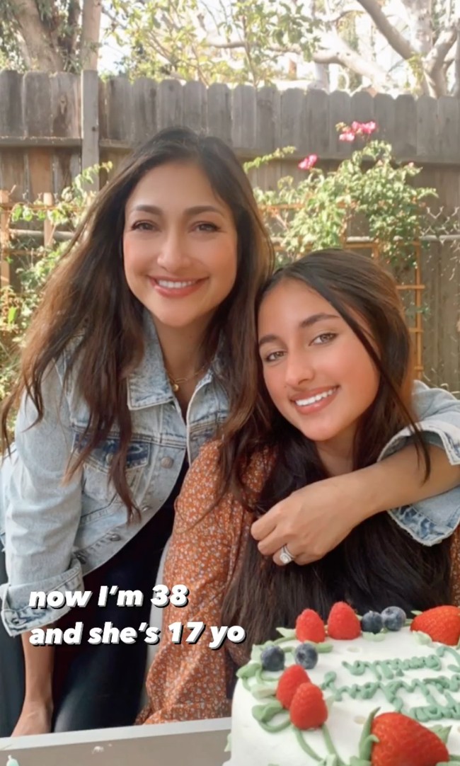 Siapa sangka jika Sarah dan Camilla ternyata memiliki perbedaan usia 21 tahun. Ketika Camilla berusia 17 tabun, Rahma Azari berusia 38 tahun. “Mom ??? I think ITS TWINS,” komentar salah seorang netizen. Foto: Instagram/@raazharita