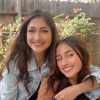 Siapa sangka jika Sarah dan Camilla ternyata memiliki perbedaan usia 21 tahun. Ketika Camilla berusia 17 tabun, Rahma Azari berusia 38 tahun. “Mom ??? I think ITS TWINS,” komentar salah seorang netizen. Foto: Instagram/@raazharita