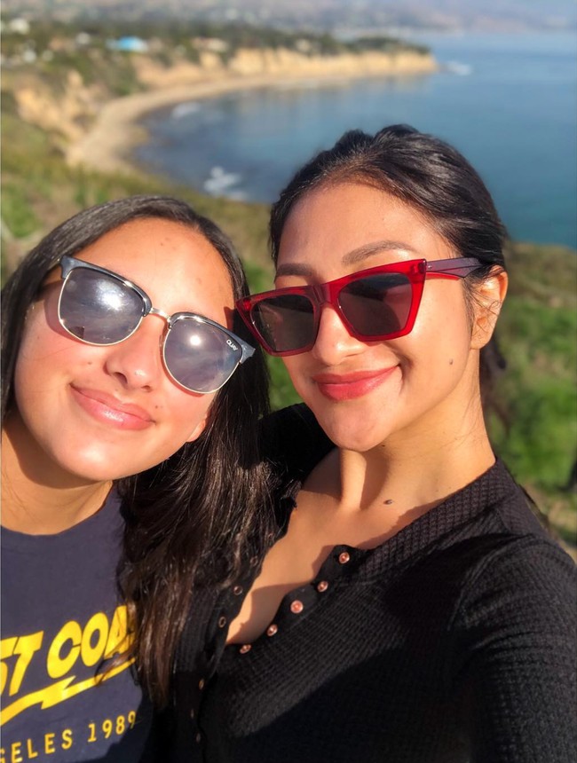 Melalui akun Instagram pribadinya Rahma Azhari kerap membagikan momen kebersamaannya dengan Camilla. Berlibur bersama, pasangan ibu dan Anak itu terlihat kompak berpose bersama. Foto: Instagram/@raazharita