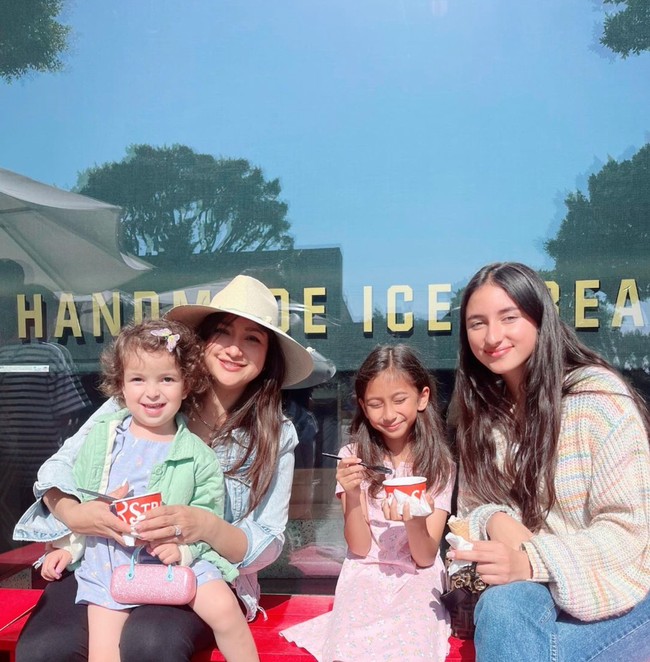 Camilla diketahui memiliki 2 orang adik perempuan bernama Calyca Azhari dan Kirana Shea Azhari Chong. Ketiga anak perempuan Rahma Azhari itu tampak akut bersama. Foto: Instagram/@raazharita