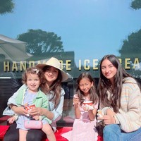 Camilla diketahui memiliki 2 orang adik perempuan bernama Calyca Azhari dan Kirana Shea Azhari Chong. Ketiga anak perempuan Rahma Azhari itu tampak akut bersama. Foto: Instagram/@raazharita