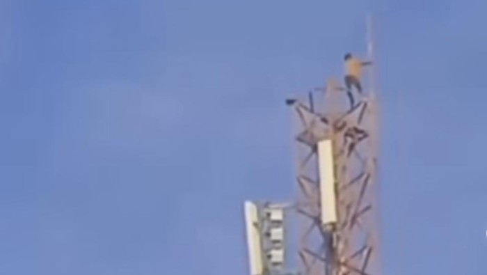 Remaja di Polman memanjat tower 100 meter dan baru bersedia turun usai dibujuk warga akan dibelikan rokok. Dokumen Istimewa