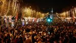 Ribuan Orang Meriahkan Pembukaan Lampu Natal di Jalanan Paris