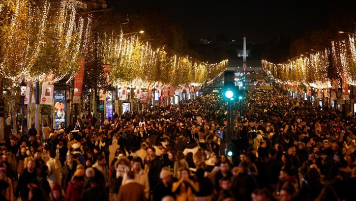 Ribuan Orang Meriahkan Pembukaan Lampu Natal di Sepanjang Jalan Paris People watch the unveiling of the annual Christmas holiday lights along the Champs-Elysees, with the Arc de Triomphe in the background, in Paris, France, November 19, 2023. REUTERS/Benoit Tessier