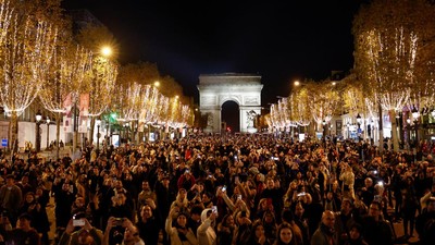 Ribuan Orang Meriahkan Pembukaan Lampu Natal di Jalanan Paris