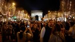 Ribuan Orang Meriahkan Pembukaan Lampu Natal di Jalanan Paris