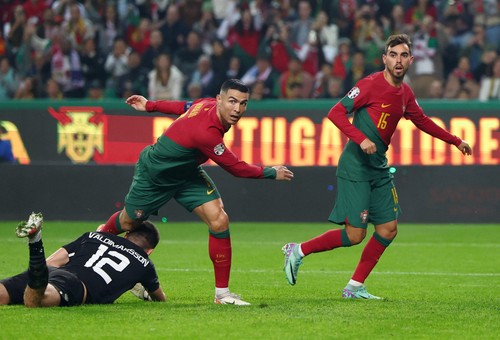Soccer Football - Euro 2024 Qualifier - Group J - Portugal v Iceland - Estadio Jose Alvalade, Lisbon, Portugal - November 19, 2023  Portugals Ricardo Horta reacts after scoring their second goal as Cristiano Ronaldo looks on REUTERS/Pedro Nunes