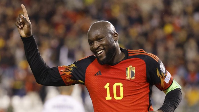 Belgiums Romelu Lukaku, right, celebrates after scoring his sides third goal during the Euro 2024 group F qualifying soccer match between Belgium and Azerbaijan at the King Baudouin stadium in Brussels, Sunday, Nov. 19, 2023. (AP Photo/Geert Vanden Wijngaert)