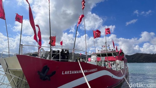 RS Apung Laksamana Malahayati milik PDIP saat singgah di Pelabuhan Lembar, Lombok Barat, NTB, Senin (20/11/2023). (Foto: Helmy Akbar/detikBali)