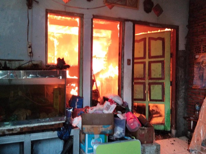 Rumah terbakar di Kelurahan Plombokan, Semarang Utara, Senin (20/11/2023) sore.