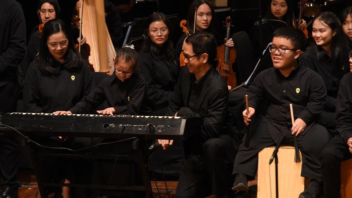 Saat Anak Berkebutuhan Khusus Unjuk Gigi di Konser A Night of Light Konduktor Konduktor Addie MS (kedua kanan) menyaksikan aksi anak berkebutuhan khusus yang tergabung dalam grup musik Light Ministry Ensemble (LME) memainkan alat musik saat konser A Night of Light di Jakarta, Minggu (19/11/2023). Konser ini merupakan wadah bagi anak berkebutuhan khusus untuk menunjukkan bakatnya serta meningkatkan kesadaran dan kepedulian sosial bagi sesama, dimana semua hasil penjualan konser itu didonasikan kepada institusi sekolah untuk anak berkebutuhan khusus. ANTARA FOTO/Indrianto Eko Suwarso/aww.