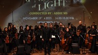 Konduktor Addie MS (tengah) memimpin orkestra grup musik Light Ministry Orchestra (LMO) saat konser A Night of Light di Jakarta, Minggu (19/11/2023).  