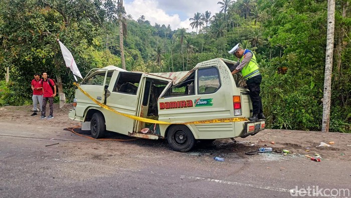 Satlantas Polres Karangasem saat melakukan pengecekan terhadap minibus yang mengalami kecelakaan di perbatasan Bangli-Karangasem, Jumat (17/11/2023). (I Wayan Selamat Juniasa)