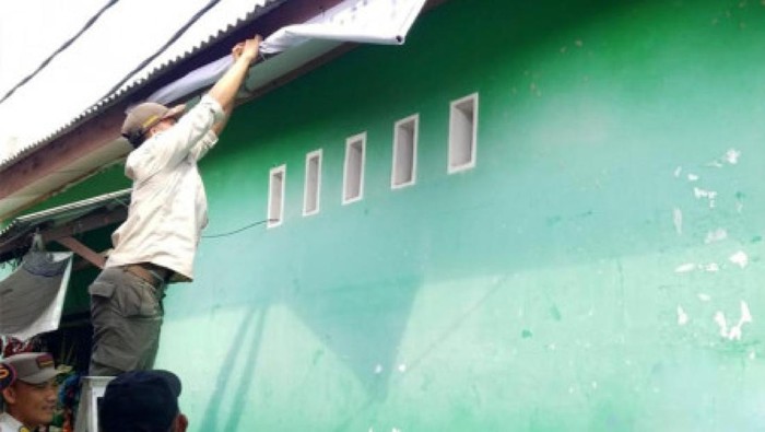 Satpol PP Kepulauan Seribu menertibkan 26 alat peraga kampanye (APK) berupa spanduk hingga stiker yang dipasang sebelum masa kampanye. (dok Pemprov DKI)