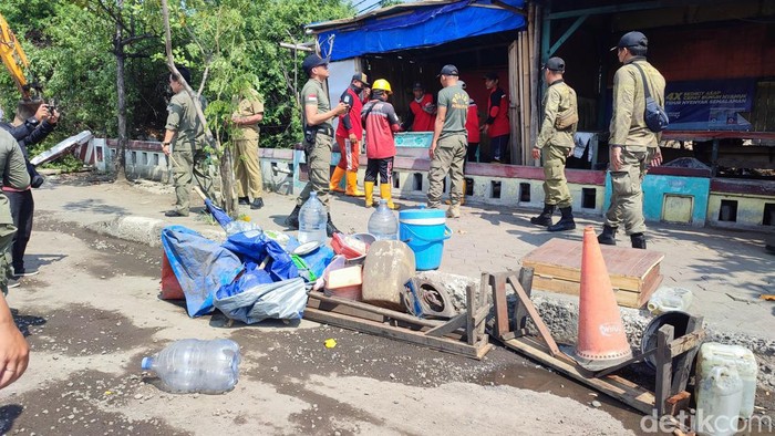 Satpol PP membongkar bangunan di atas saluran Jalan Kaligawe Semarang, Senin (20/11/2023). Pembongkaran ini karena bangunan liar di sana disebut jadi salah satu penyebab banjir.