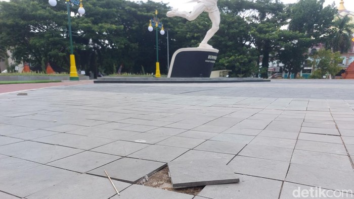 Sejumlah kerusakan di Taman Pataraksa Kabupaten Cirebon