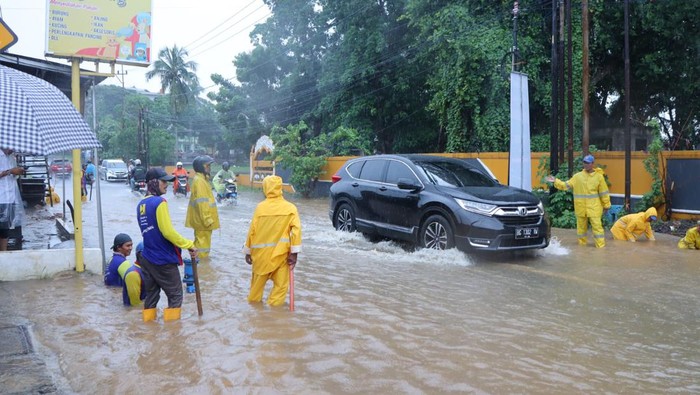 Sejumlah titik di Palembang terendam banjir usai hujan Senin (20/11) pagi.