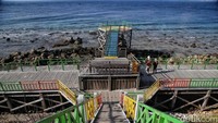 Setelah sampai di pelataran pada dasar tebing, pengunjung akan menjumpai jembatan yang terbuat dari kaca.  