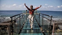 Jembatan kaca sepanjang 20 meter ini menghubungkan anjungan di darat dan anjungan di atas laut.  