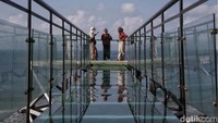 Saat berdiri di atas jembatan kaca tersebut pengunjung akan merasakan sensasi berjalan di atas laut.  