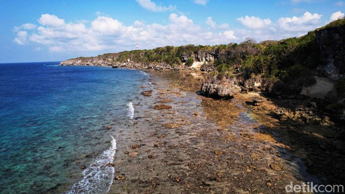 Sensasi Berekspresi di Jembatan Kaca Bulukumba Jembatan kaca merupakan objek wisata favorit di Tanjung Bira, Bulukumba, Sulawesi Selatan. Objek wisata ini menyajikan pemadangan super indah.