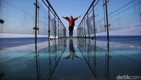 Jembatan kaca menjadi objek wisata favorit di Tanjung Bira, Bulukumba, Sulawesi Selatan. Objek wisata ini menyajikan pemadangan super indah. Pradita Utama/detikcom.