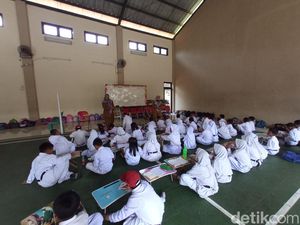 Pilu Ratusan Murid SD di Cirebon Terpaksa Belajar di GOR Badminton