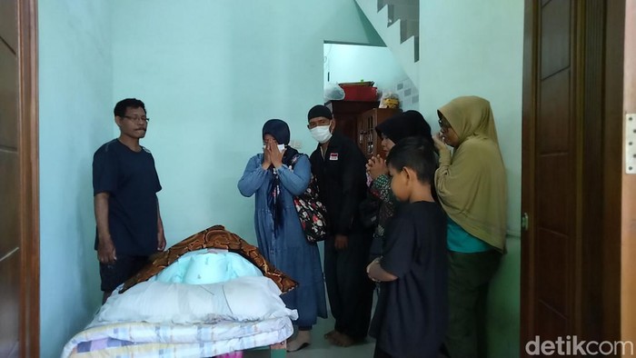 Suasana duka kediaman Maria Anna yang tewas usai Elf yang dinaikinya tertabrak KA Probowangi di Lumajang