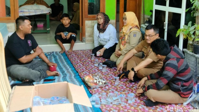 Suasana duka kediaman Maria Anna yang tewas usai Elf yang dinaikinya tertabrak KA Probowangi di Lumajang