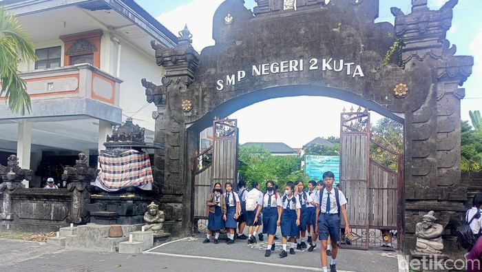 Suasana SMPN 2 Kuta di Kelurahan Kerobokan Kelod, Kecamatan Kuta Utara, Badung, Senin (20/11/2023). (Agus Eka/detikBali)