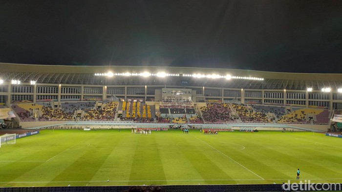 Suasana Stadion Manahan saat jadi pembuka babak 16 Piala Dunia U-17, Senin (20/11/2023). Total penonton tembus 8.587 orang.