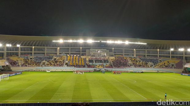 Suasana Stadion Manahan saat jadi pembuka babak 16 Piala Dunia U-17, Senin (20/11/2023). Total penonton tembus 8.587 orang.