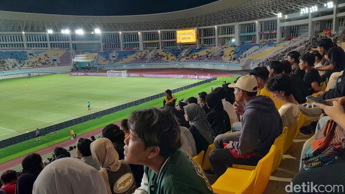 Suasana Stadion Manahan saat jadi pembuka babak 16 Piala Dunia U-17, Senin (20/11/2023). Total penonton tembus 8.587 orang.