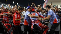 Pembalap Gresini Racing Fabio Di Giannantonio merayakan bersama timnya setelah memenangkan Grand Prix Qatar. Luca Marini menempati posisi ketiga, sekaligus memastikan seluruh podium teratas diisi Italiano. Pesaing gelar juara MotoGP 2023, Jorge Martin, harus puas di urutan kesepuluh.