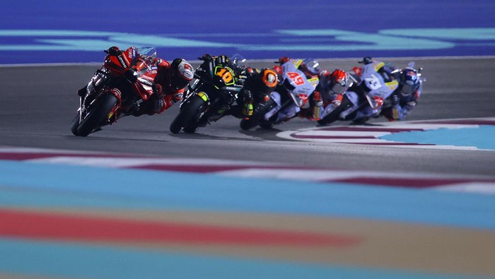 Sukacita Giannantonio Sabet Kemenangan Perdana di MotoGP Qatar MotoGP - Grand Prix of Qatar - Lusail International Circuit, Lusail, Qatar - November 19, 2023 Gresini Racing MotoGP's Fabio Di Giannantonio celebrates after winning the Grand Prix of Qatar REUTERS/Ibraheem Al Omari